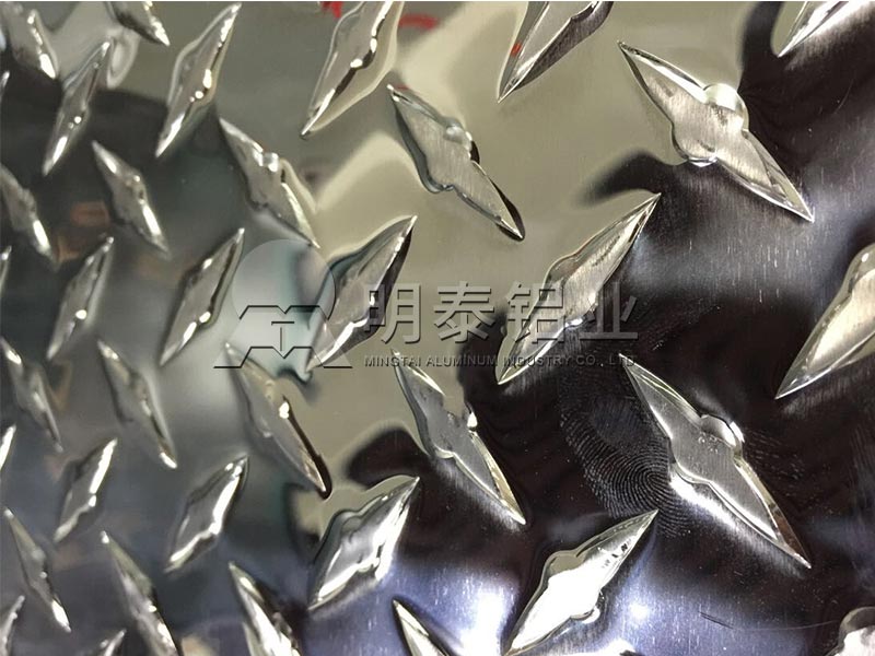 車廂用花紋鋁板合金規(guī)格有哪些？不同花紋板價(jià)格不同